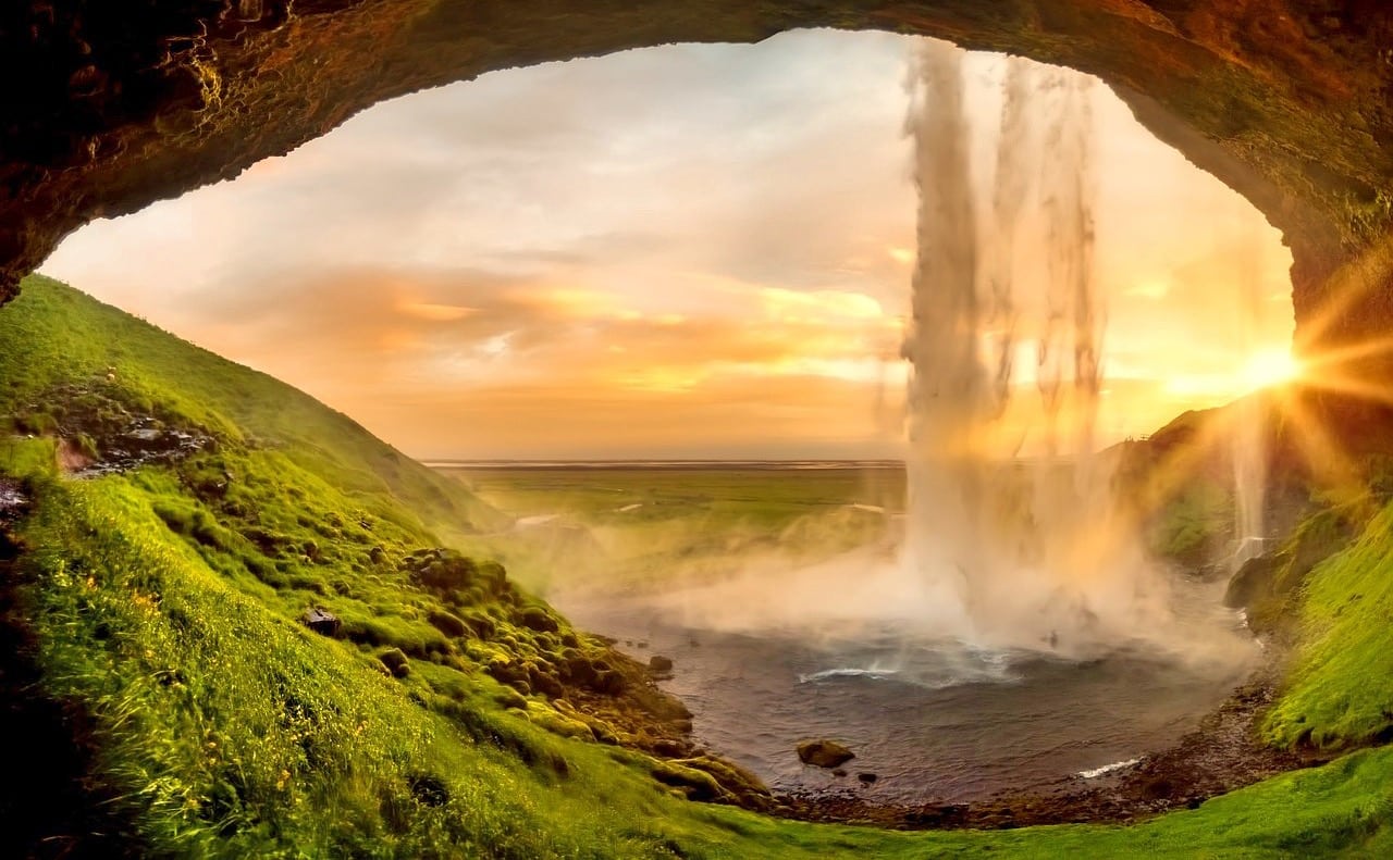 Read more about the article 10 Venues for an Iceland Destination Wedding